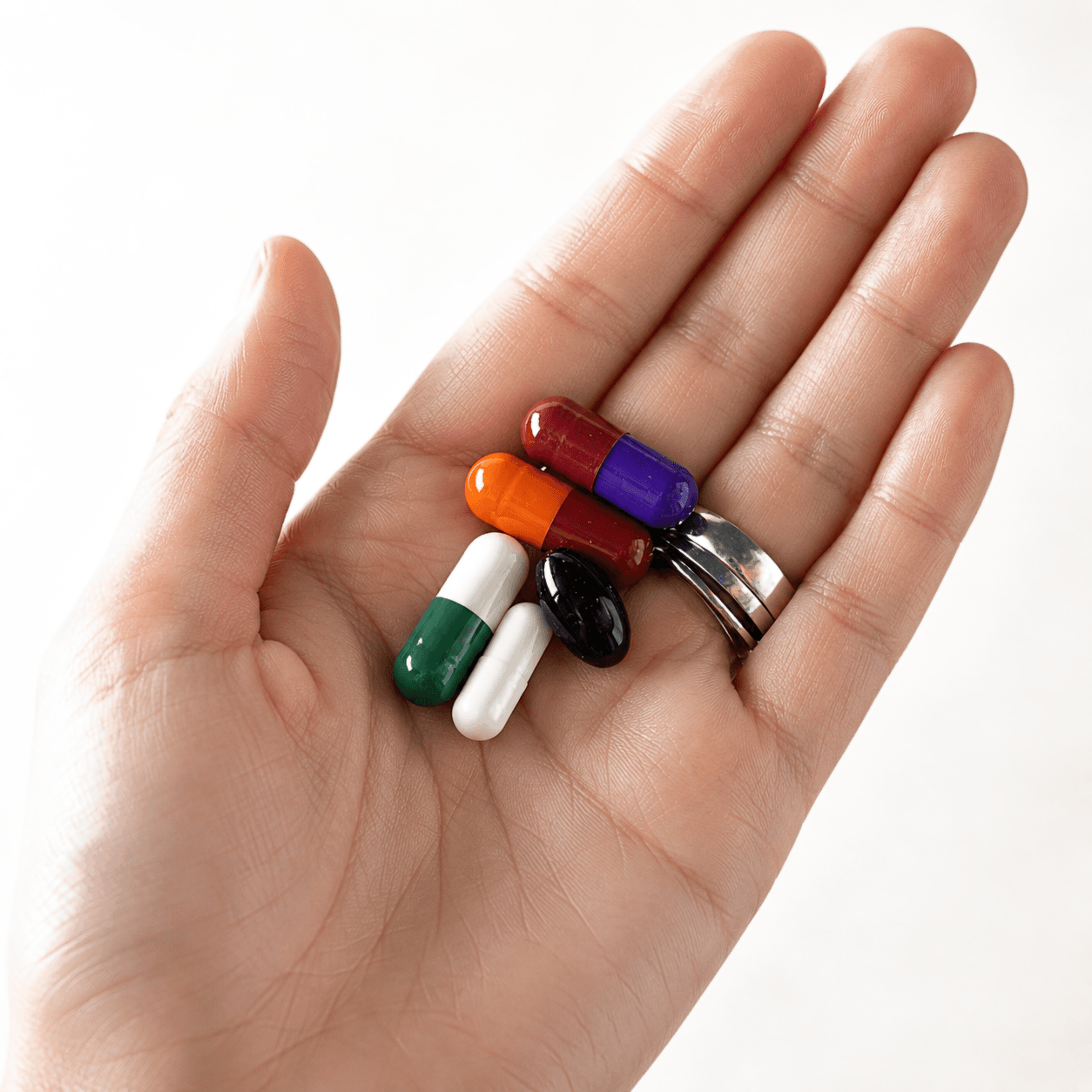 Cápsulas de Bulking Fit sostenidas en la mano